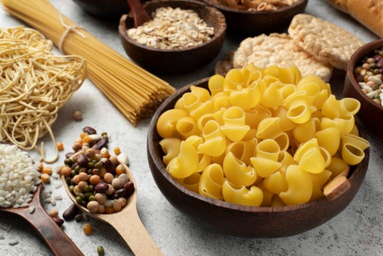 Consommer des glucides complexes digestes : riz, pâtes, quinoa, pommes de terre, flocons d’avoine.